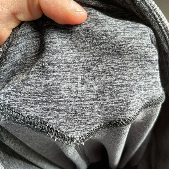 ALO  YOGA TWO PC SET SIZE LARGE TOP AND LEGGINGS - Picture 14 of 16